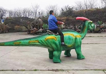 Paseo de dinosaurios a pie